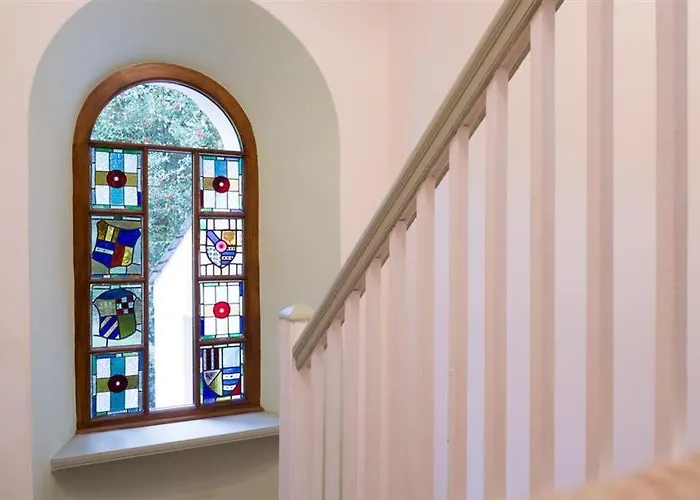 Rose كونيستون